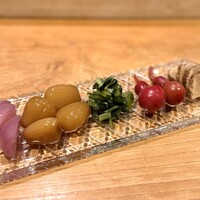 月。 - 漬物盛合せ。
