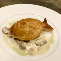 スープとカレー ボンジョルネ - ●ポワソン（魚のメイン）
                    真鯛とキノコのデュクセルのパイ包み焼き
                    キノコのホワイトソースで