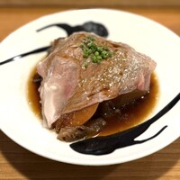 月。 - 肉じゃが。上には大きなリブロース。