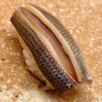 すし家 祥太 - 小肌。熟成です。黄柚子の香りに朦朧。赤味と中トロの口中に残った脂を切ります