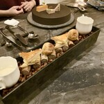 スープとカレー ボンジョルネ - ●Amuse盛り合わせ
      紫芋のシュークリーム
      シルクスイートのプリン
      トリュフのスクランブルエッグとパイ