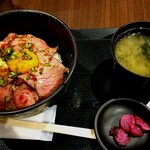 四文屋 - ローストビーフ丼(￥700)、ご飯大盛り
