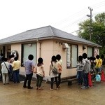 俺のラーメン あっぱれ屋 - もうすぐ開店！！雨が降ったり止んだりの天候にも関わらず４０人近い列が…(・。・;