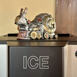 うどん工房かたつむり - 給水機の上に鎮座しているマスコット