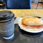 ディーン&デルーカ カフェ - 生ハムモッツァレラホットサンドとセットのブレンドコーヒー
