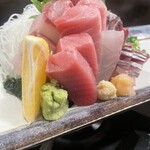 ウミネコ - ここで食べたら他で食えん。刺身盛り合わせ。