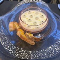 ラ ターブル ドゥ ジョエル・ロブション - ズワイ蟹と聖護院かぶのムース　柚子の香りを忍ばせて。ロブションのシグネチャーをオマージュしたとても可愛く映える前菜ですが、このビジュ苦手な人いそう笑。添えられた柚子風味のフランスパンが突出して美味。