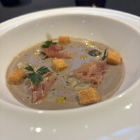 ラ ターブル ドゥ ジョエル・ロブション - 薫り高いキノコのヴルーテ　クルトンとバスク豚の生ハムのコポーと共に。朝ごはんがこれ一つで完結できそうなボリューム感。