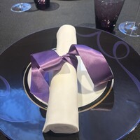 ラ ターブル ドゥ ジョエル・ロブション - この全体的に紫の店内コーディネートがどうなんだ？という感じはしますが、あまり硬くなく高級ファミレス感覚で気軽に使えるようにこのくらいカジュアルで良いのかも？