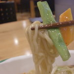 一二三 - 焼きそばの麺はこんな感じ