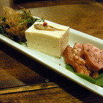 お通し（豚タン・島豆腐・長命草）