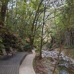 惣湯テラス - 川沿いには休憩スペースが数カ所あり、ゆっくりと森林浴を楽しむことができる。