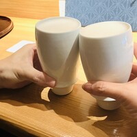 鮨 かうと - 最初はビールで乾杯ｶﾝﾊﾟ━(*´ω｀)o∪∪o(´ω｀*)━ｲ✨
                    陶器のグラスを冷やして下さってるので滑らかな泡が堪らない(///ω///)ﾎﾞｯ✨✨✨