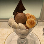 資生堂パーラー - チョコレートパフェ１４６０円。気品のある盛り付けが美しいパフェです