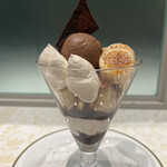 資生堂パーラー - チョコレートパフェ１４６０円。チョコとバナナは濃厚で、ホイップは軽めな感じが良きバランスです