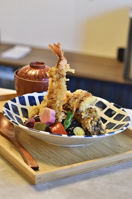 天ぷら丼 てん仁さん。 上だし天丼。 いやー、揚げたてサクサクの天丼は