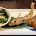 和食処 大ばん - お通し三種盛り(縮み雪菜のお浸し〜タラコのせ、メヒカリの唐揚げ、ゴボウの胡麻和え)