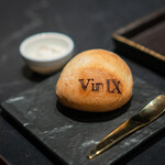 VinIX - 半焼成のパン 自家製生クリーム、塩胡椒