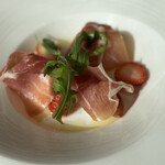 ガーデンキッチン かるめら - いちごとモッツァレラ生ハムのインサラータ