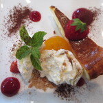 人と木 - バスクチーズケーキにアイスのせ、金柑添え