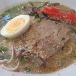 人と木 - チャーシュー、茹で卵、きくらげ、紅生姜、青ねぎがトッピング。