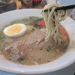 人と木 - 麺は硬めでコクのあるスープによく合います。