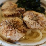 ヨコクラうどん - 鶏チャーには黒胡椒が合います