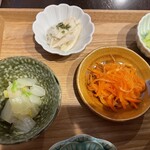 お粥と養生食 マルミ - 長芋の千切り、セロリと何かの和物、白菜のお浸し、人参のラペ？