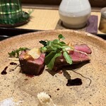 281539863 - ④滋賀県サカエヤ熟成経産牛 鹿児島産（右）近江産（左） 黒大根焼き、韮の葱の揚げ物、山山葵と塩と共に