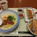 リンガーハット - 料理写真:肉味噌まぜ麺　半チャーハン　餃子どれも美味しい