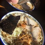 ケンちゃんラーメン - 先代おすすめ唐辛子をふりかけます✨