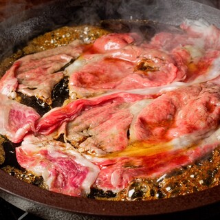 神戸牛を使ったすき焼きを目の前で調理させていただきます。