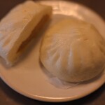 維新號 - 料理写真:ラーパオ(半分)と肉まん小