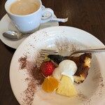 ポコアポコ - セットで選べるケーキ、バスクチーズケーキ。新鮮なフルーツとクリームを添えて。