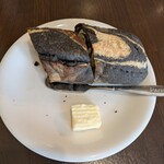 ポコアポコ - イカスミ？入りバゲット。温めて提供。