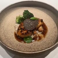 AKI NAGAO - トリュフの香り-フォアグラのポアレと押し麦のリゾット　※米は押し麦をやや固めに煮て、ブロッコリー、マッシュが添えられており、特にソースが絶品でした！大変美味しいです！