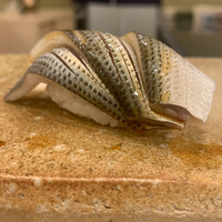 鮨 もりなり - ネタもシャリも‥大きい〰︎今回は慎重に頂きました‥よん‥コハダ最高〜♡