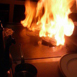 鉄板焼 ダイニング 牧酒屋 - ブランデーで炎が上がる、迫力あります。