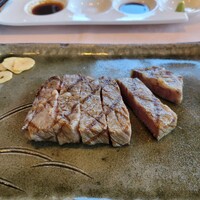 特選近江牛レストラン ティファニー - 焼き加減、レアでは無いなぁwww