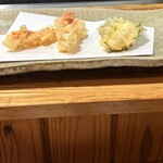 天婦羅　瀧口 - 料理写真:左　海老、　右　平目しそ巻き