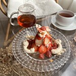 日々 - いちごソースをかけて更に美味しく(๑>◡<๑) 紅茶もポットでたっぷりです！