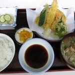 浜の家 - 日替り定食（680円）この日は，天ぷらと豚汁