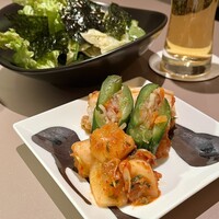 焼肉 それいけ精香園 - 精香園自慢のキムチ盛合せ、それいけ精香園サラダ