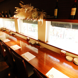 市街地の景観を眺めながらお食事できるカウンター席（2階）