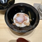 鮨 いわ貴 - タラの身、白子ソース滑らか、酢飯の煎餅がアクセント