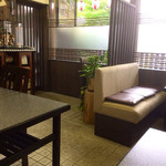 灯の来麻 - 店内のテーブル席。