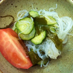 灯の来麻 - 小鉢のキュウリと春雨の酢の物。