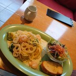 カフェ エスケープ - エビと蓮根のクリームパスタ