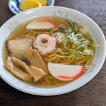 旭家食堂 - 中華そばを目当てに来る客もいた。