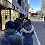 PARKER HOUSE BUTTER ROLL - 朝から大勢の人々が集まっていた